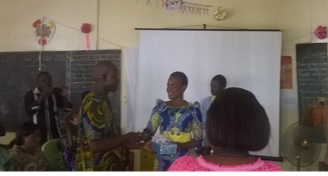 Remise du 1er prix de l’ESGB au représentant du directeur de la radio OLOKIKI par Mme le chef Service Protection des Enfants/ Direction Départementale de la Famille Ouémé