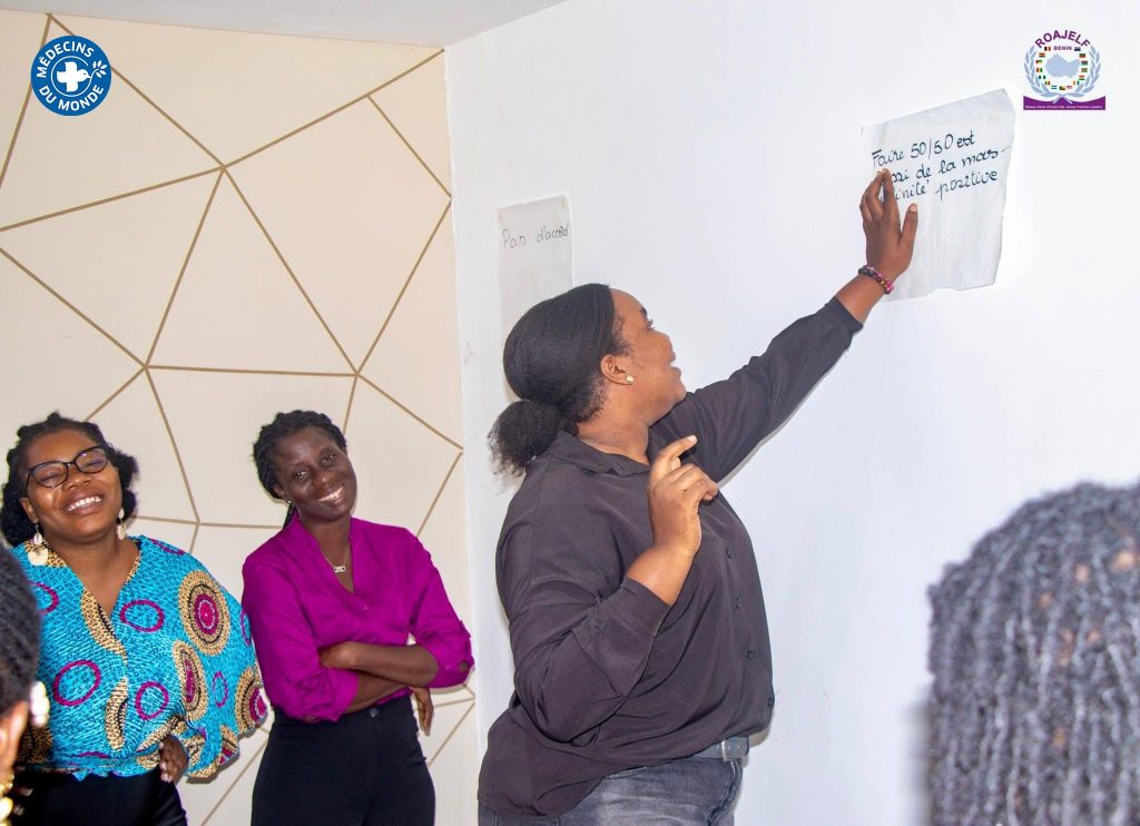 Femmes souriantes lors d'une formation sur le plaidoyer dans le cadre de la mise en oeuvre du projet RESPECT - source - page facebook de Médecins du Monde Suisse au Bénin