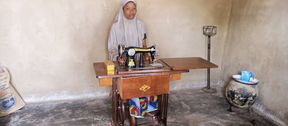 Jeune femme avec une machine à coudre.